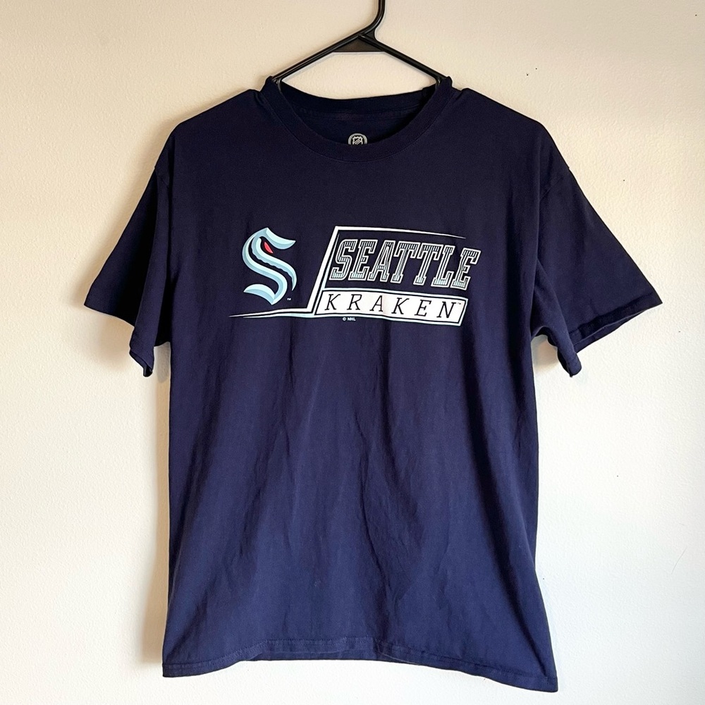 NHL Shirt Men’s Size Medium Seattle Kraken Hockey Short Sleeve Tee Navy Graphic